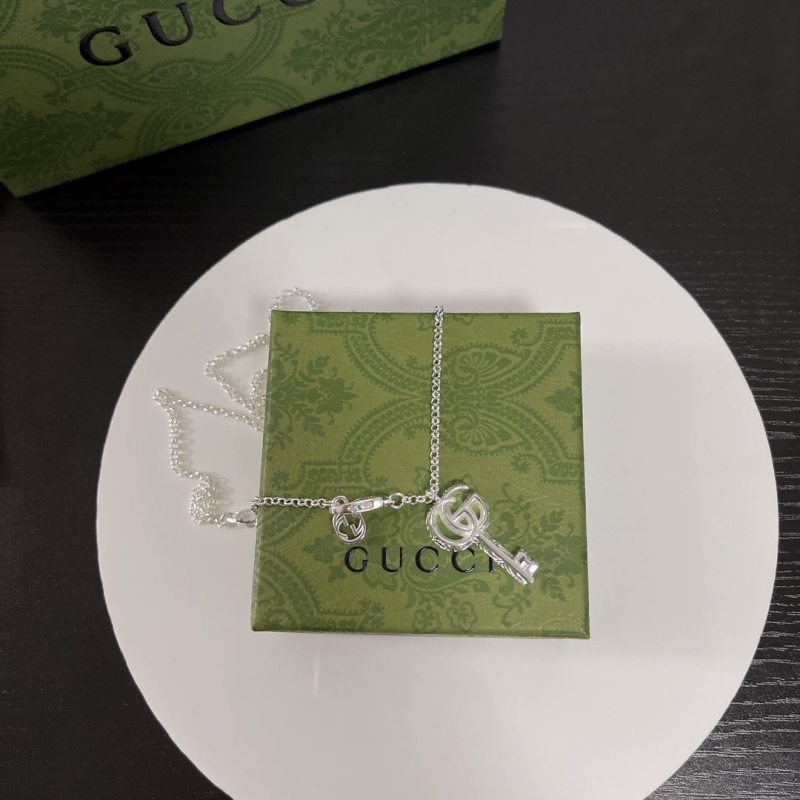 G*u*i necklaces